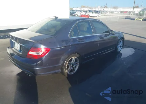 2013 Mercedes-Benz C 350 Sport z USA, uszkodzony, nr VIN WDDGF5HB8DA817352